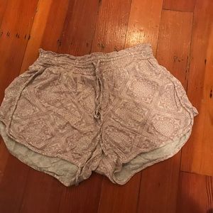 flowy shorts light pink and white